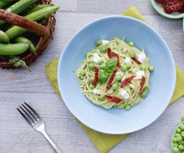 Espaguete integral com pesto de ervilha, tomates secos e stracciatella