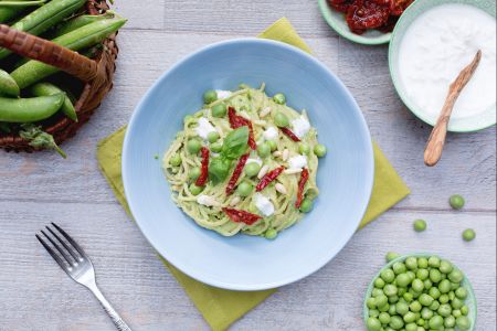 Espaguete integral com pesto de ervilha, tomates secos e stracciatella
