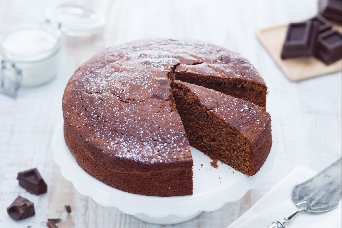 Bolo de chocolate com creme de leite azedo