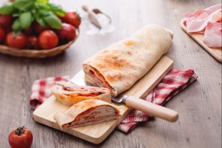 Rolo de pizza recheado