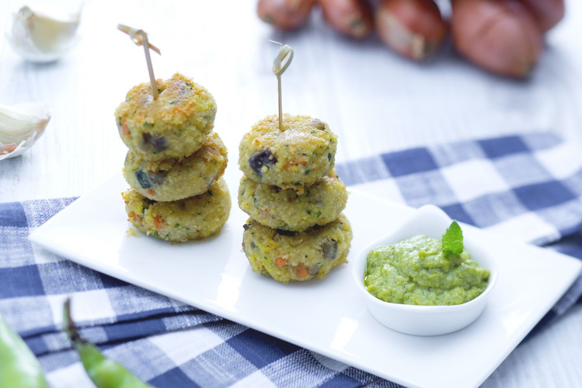 Almôndegas de painço com legumes e creme de favas