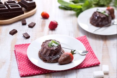 Tortinha de chocolate e morangos