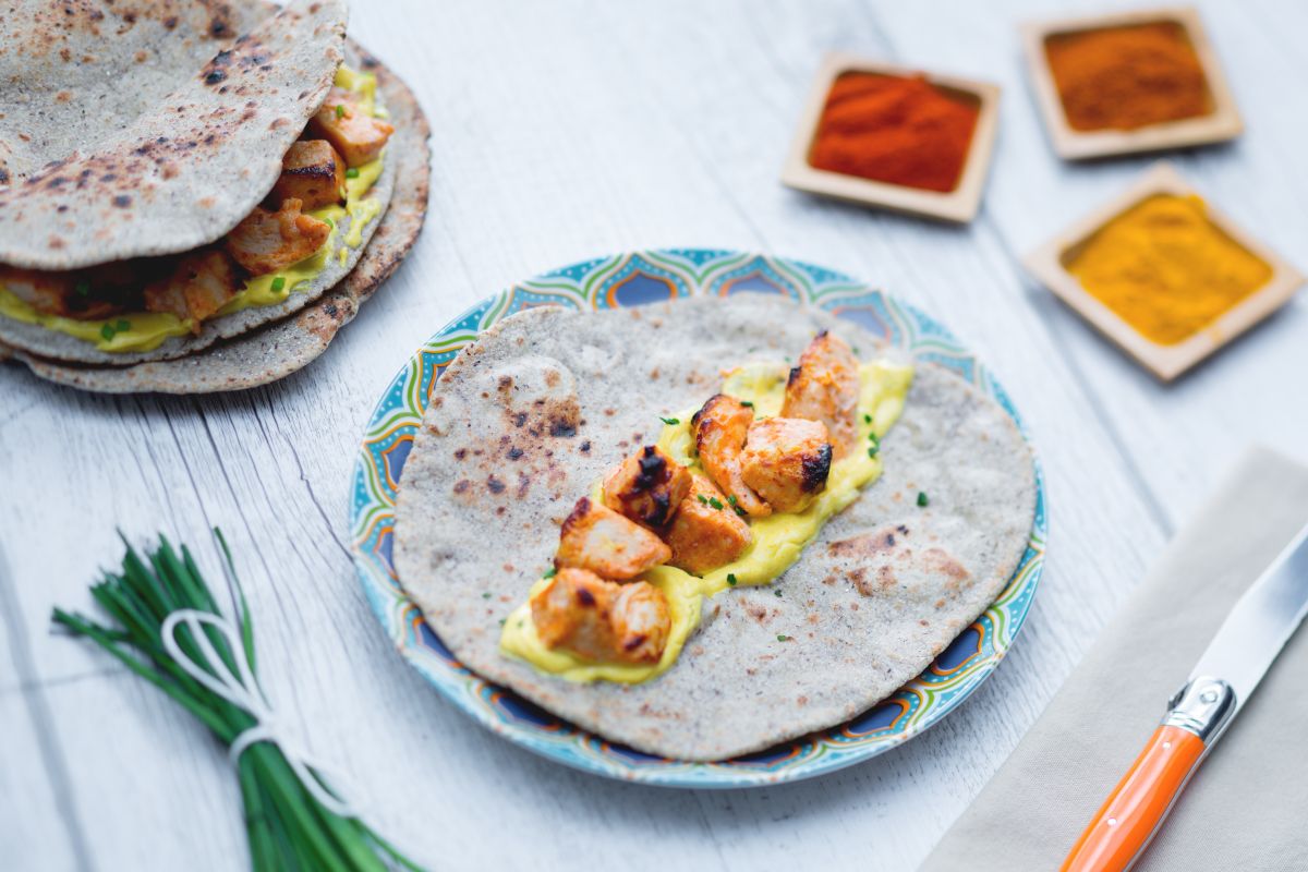 Frango tandoori com chapati e molho de cúrcuma