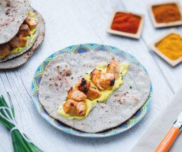 Frango tandoori com chapati e molho de cúrcuma