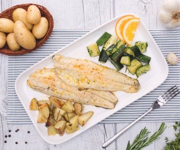 Robalo aos cítricos com batatas novas ao alecrim e abobrinhas com salsa