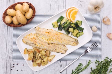 Robalo aos cítricos com batatas novas ao alecrim e abobrinhas com salsa