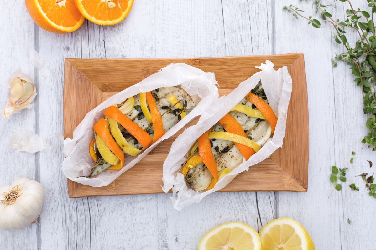 Peixe em papelote com aroma de cítricos