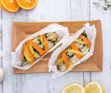 Peixe em papelote com aroma de cítricos