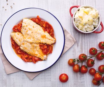 Dourada ensopada com acompanhamento de batatas