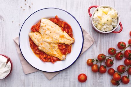 Dourada ensopada com acompanhamento de batatas