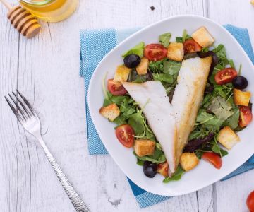 Dourada defumada com mix de folhas, croutons e vinagrete de mel