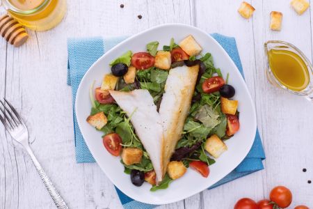 Dourada defumada com mix de folhas, croutons e vinagrete de mel