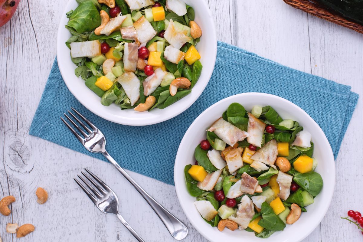Salada de robalo defumado com manga e frutas secas