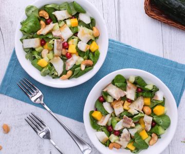 Salada de robalo defumado com manga e frutas secas