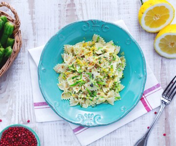 Farfalle integrais com abobrinha ao limão e tomilho