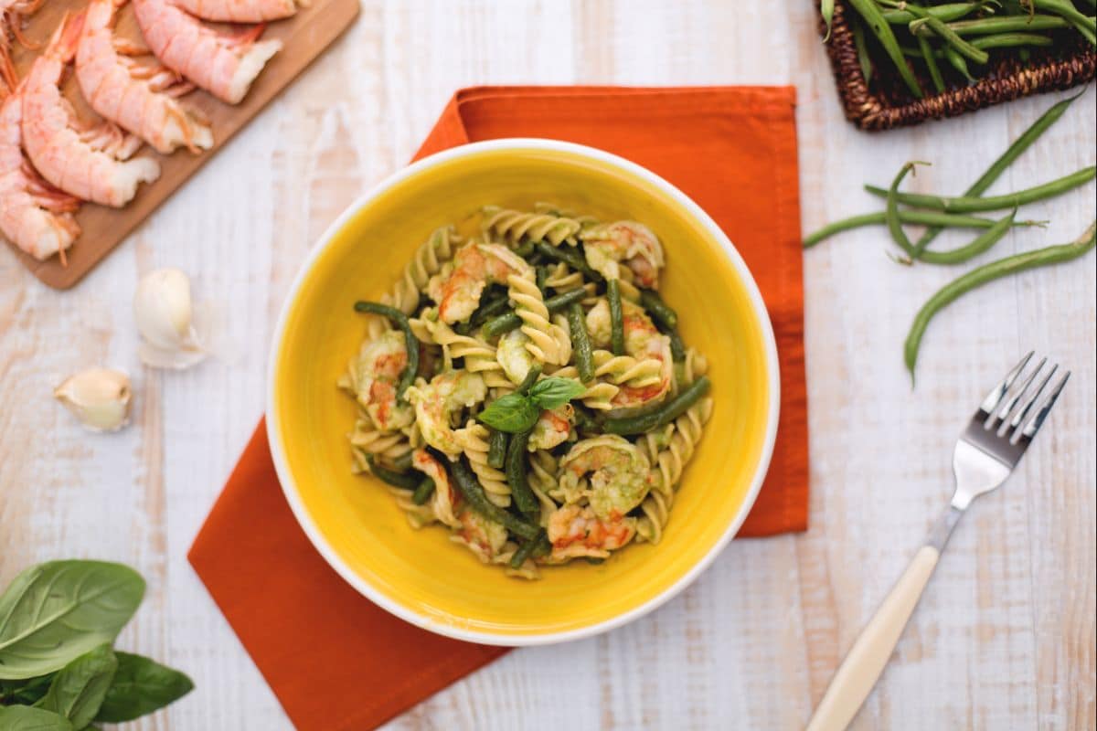 Fusilli integrais com vagens, camarões e molho de manjericão