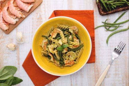 Fusilli integrais com vagens, camarões e molho de manjericão