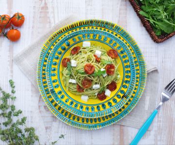 Espaguete integral com tomatinhos confit, feta e pesto leve de rúcula