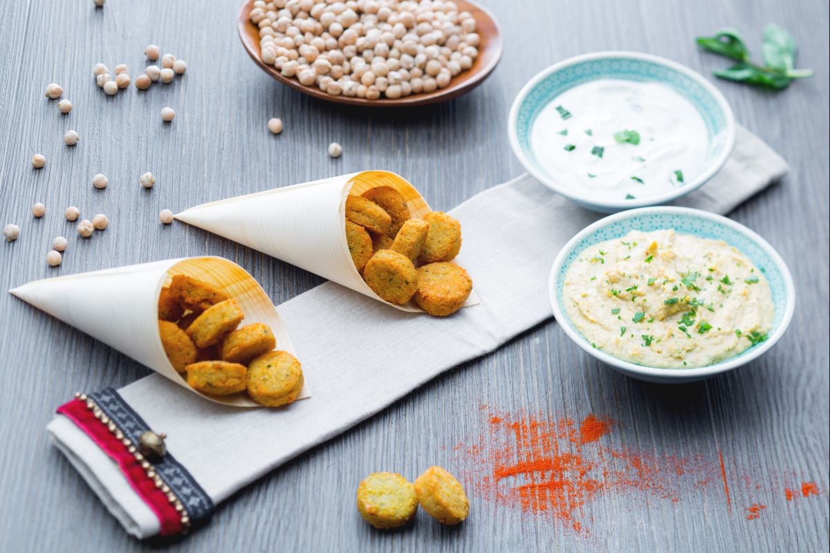 Falafel com homus rápido e molho de iogurte