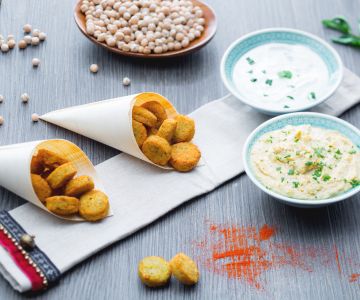 Falafel com homus rápido e molho de iogurte