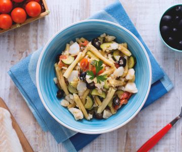 Casarecce ao molho de bacalhau, abobrinhas e azeitonas pretas