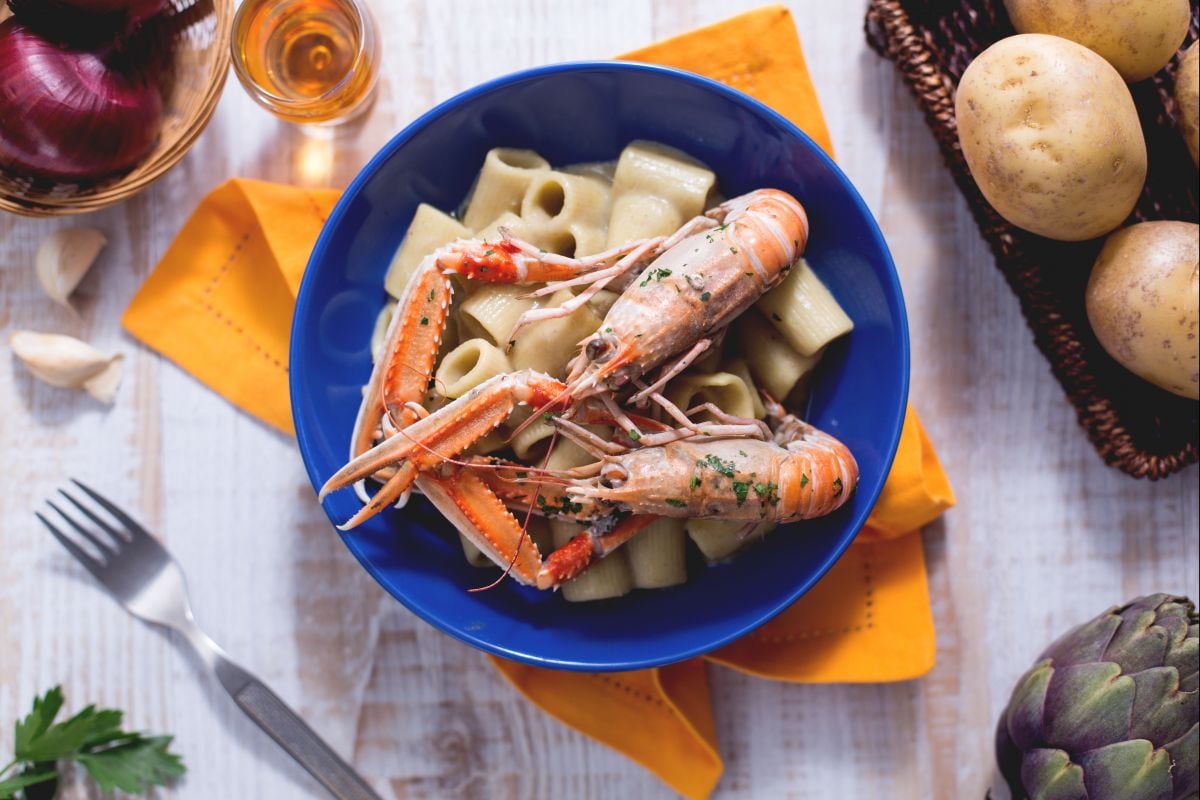 Mezze maniche com creme de alcachofras e camarões