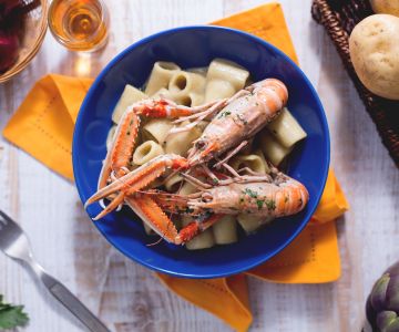 Mezze maniche com creme de alcachofras e camarões