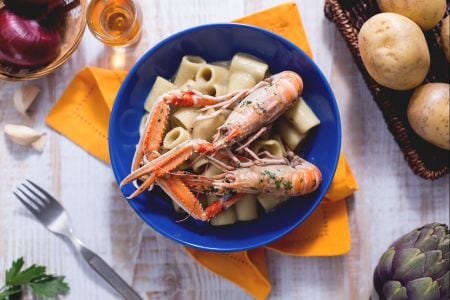 Mezze maniche com creme de alcachofras e camarões