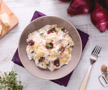 Farfalle com creme de ricota e cebolas roxas de Tropea
