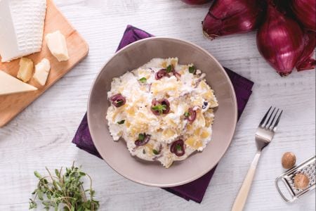 Farfalle com creme de ricota e cebolas roxas de Tropea