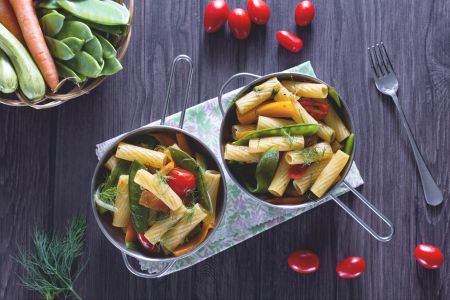Tortiglioni de frigideira com legumes ao endro