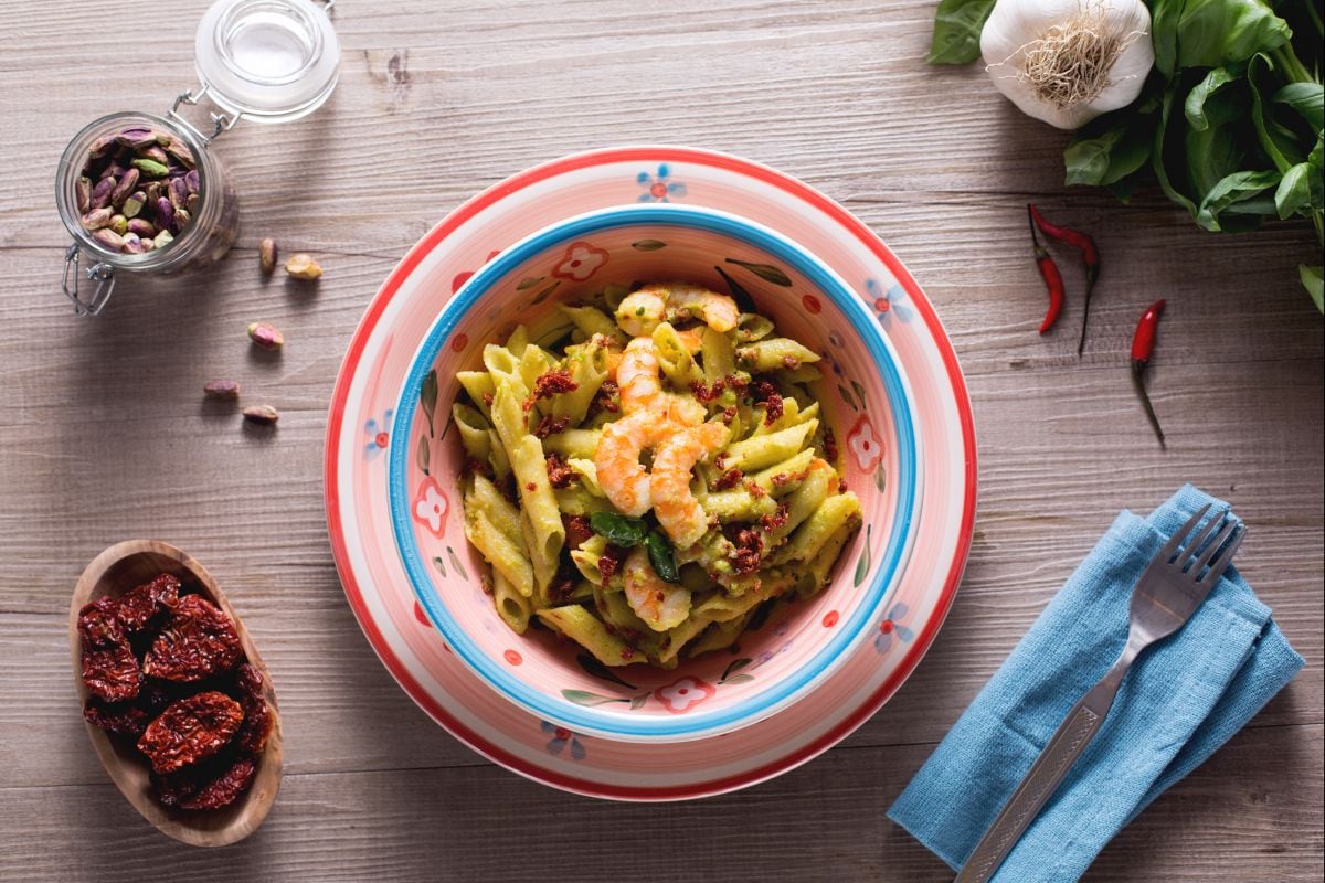 Massa sem glúten com pesto de pistache, camarões e tomates secos