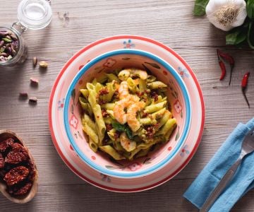 Massa sem glúten com pesto de pistache, camarões e tomates secos