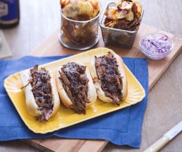 Sanduíche de carne e salada de repolho com batatas crocantes