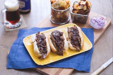 Sanduíche de carne e salada de repolho com batatas crocantes