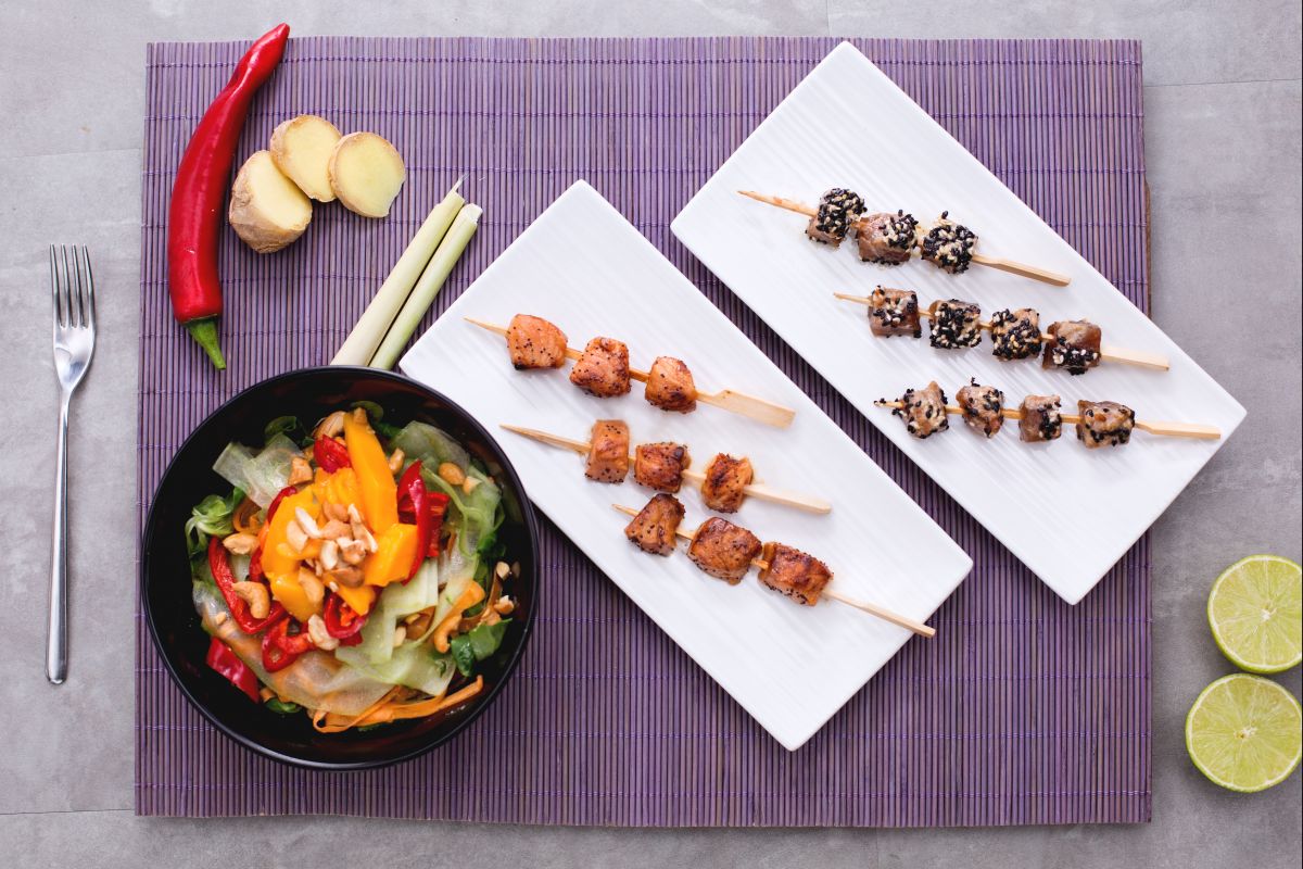 Espetinhos de atum e salmão com salada tailandesa