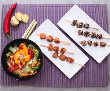 Espetinhos de atum e salmão com salada tailandesa