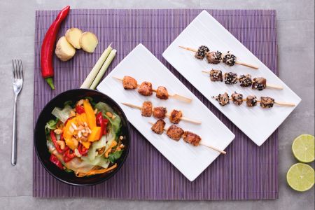 Espetinhos de atum e salmão com salada tailandesa