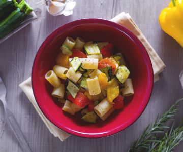 Mezze maniche com pimentões e abobrinhas