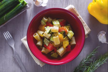 Mezze maniche com pimentões e abobrinhas