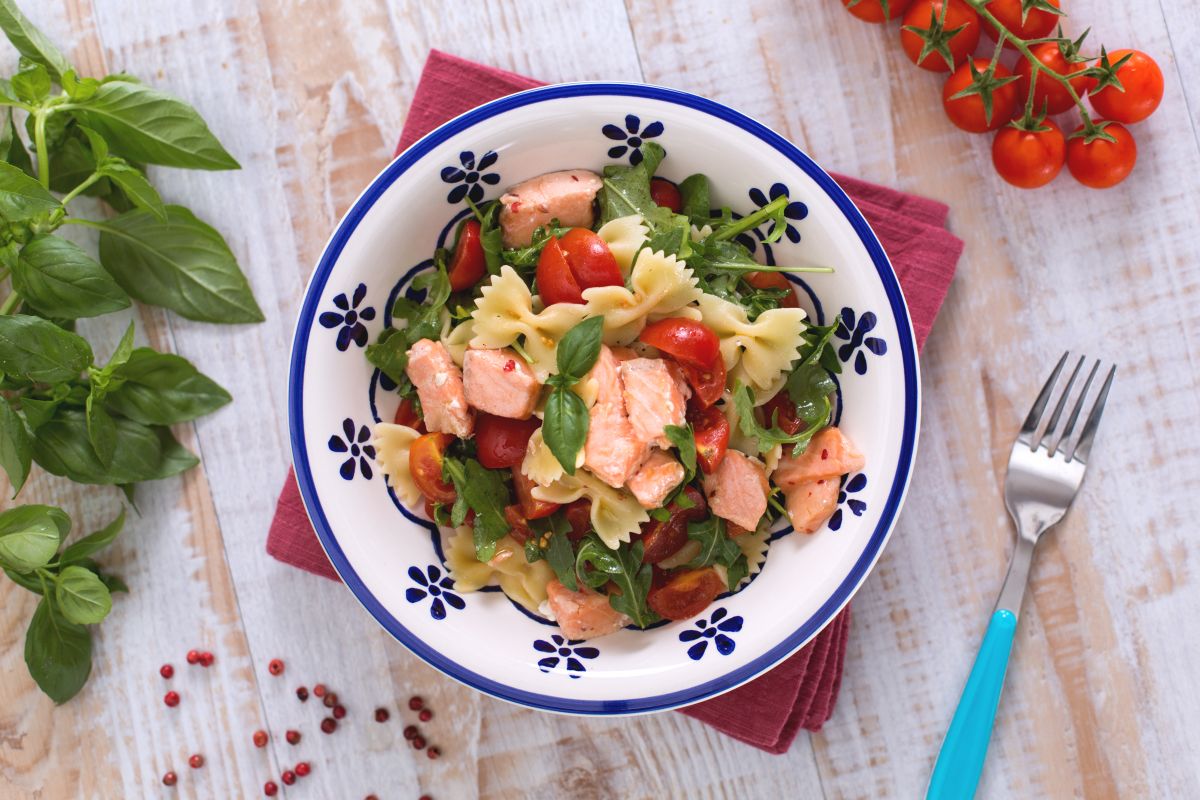 Farfalle com salmão, rúcula e tomatinhos