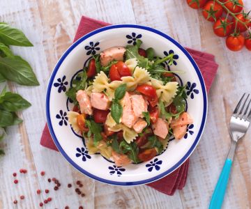 Farfalle com salmão, rúcula e tomatinhos