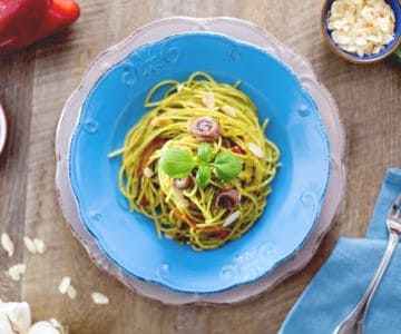 Spaghetti ao pesto com anchovas e pimentões