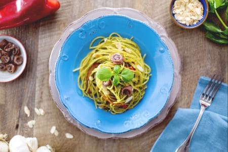 Spaghetti ao pesto com anchovas e pimentões