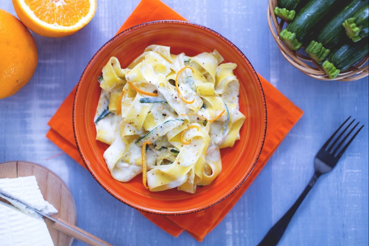 Pappardelle com abobrinhas refogadas e creme de ricota com laranja
