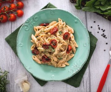 Mezze penne rigate integrais ao pesto de tomates assados, ricota e pó de espinafre