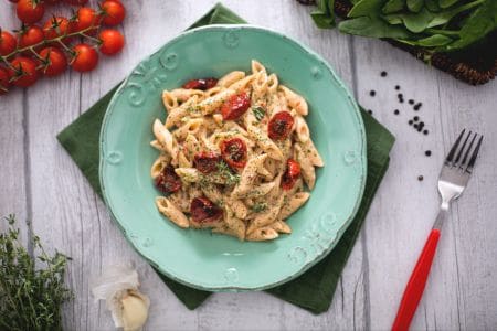 Mezze penne rigate integrais ao pesto de tomates assados, ricota e pó de espinafre