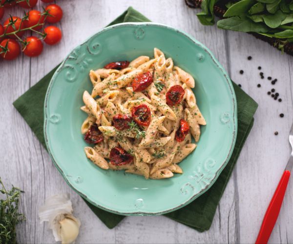 Mezze penne rigate integrais ao pesto de tomates assados, ricota e pó de espinafre