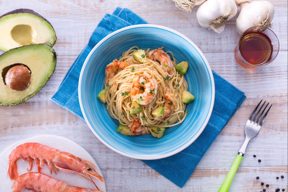 Spaghettini abacate e camarões