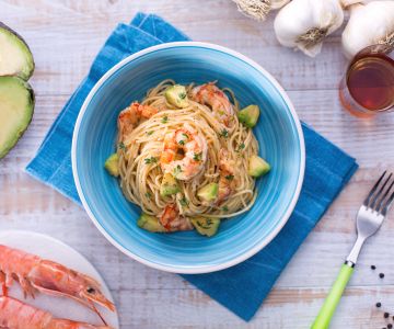 Spaghettini abacate e camarões